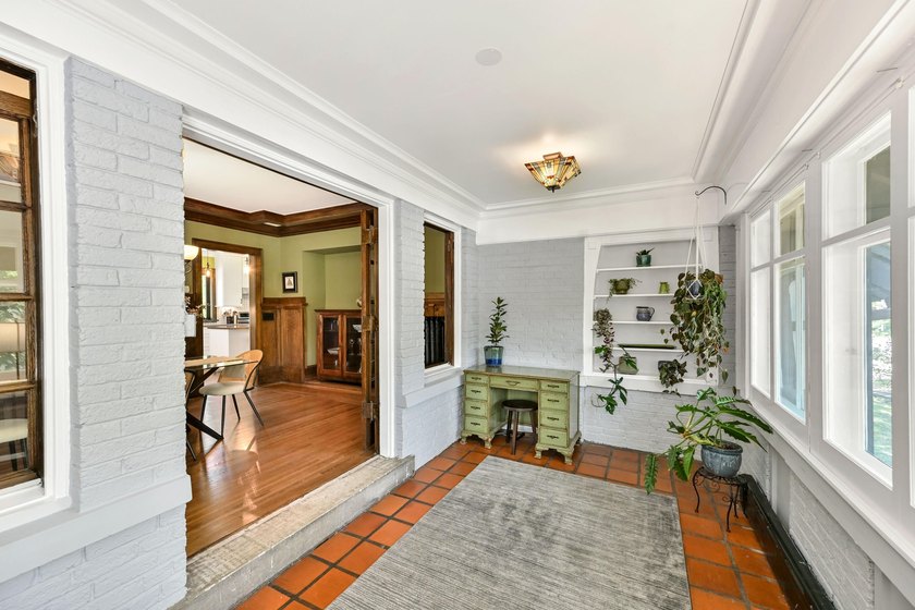 Charming Colonial with Arts &amp; Crafts flair on coveted Menlo - photo 16