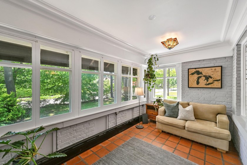 Charming Colonial with Arts &amp; Crafts flair on coveted Menlo - photo 17
