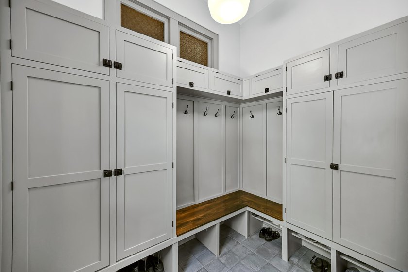 Charming Colonial with Arts &amp; Crafts flair on coveted Menlo - photo 18