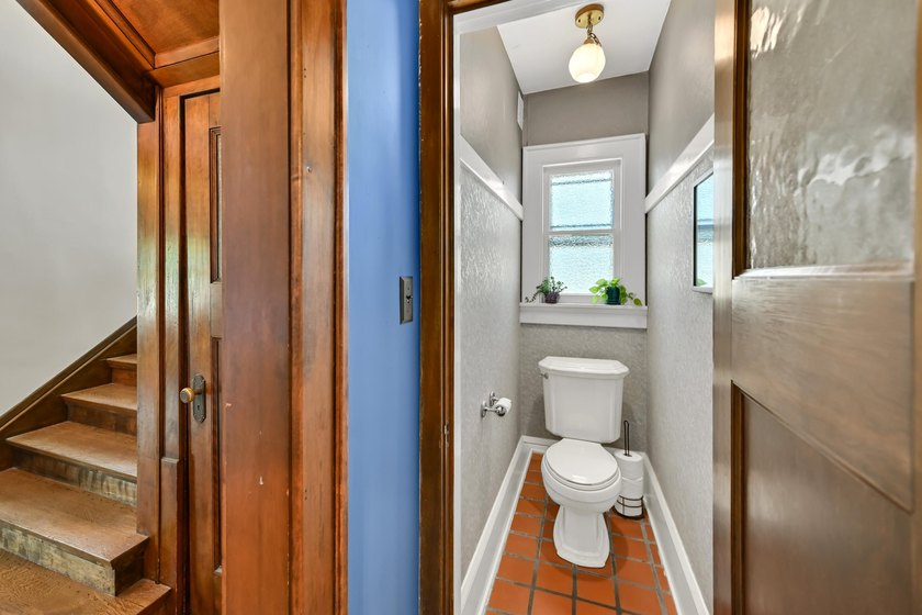 Charming Colonial with Arts &amp; Crafts flair on coveted Menlo - photo 19