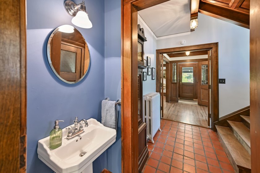 Charming Colonial with Arts &amp; Crafts flair on coveted Menlo - photo 20