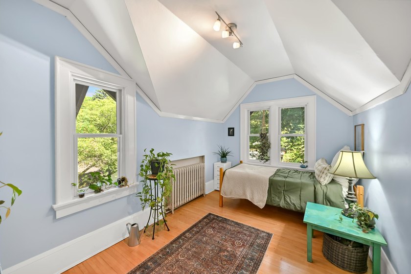 Charming Colonial with Arts &amp; Crafts flair on coveted Menlo - photo 24