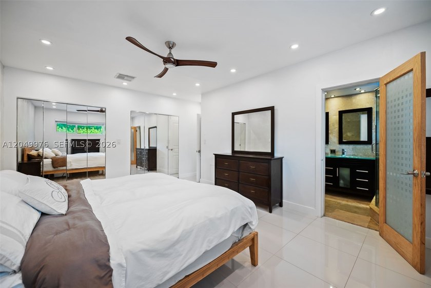 Welcome to your charming courtyard retreat with a gracious foyer - photo 22