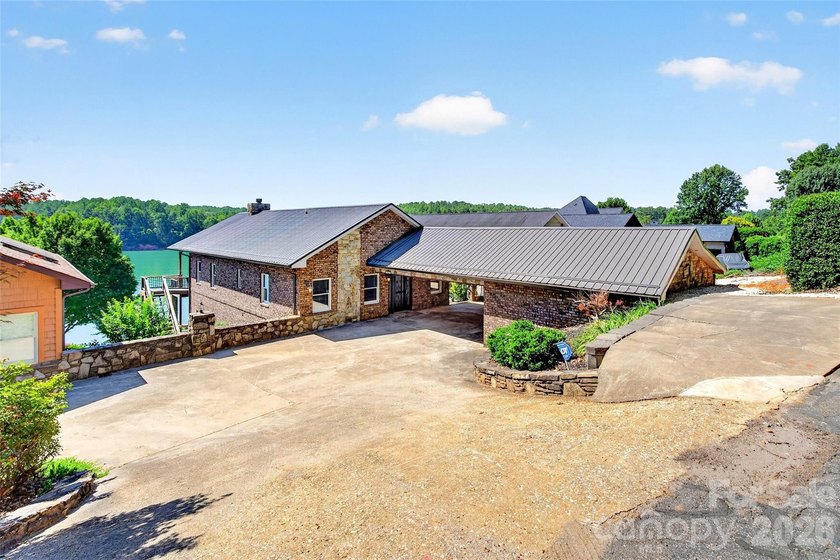 Tucked into the coveted Marion Lake Club community, this - photo 3