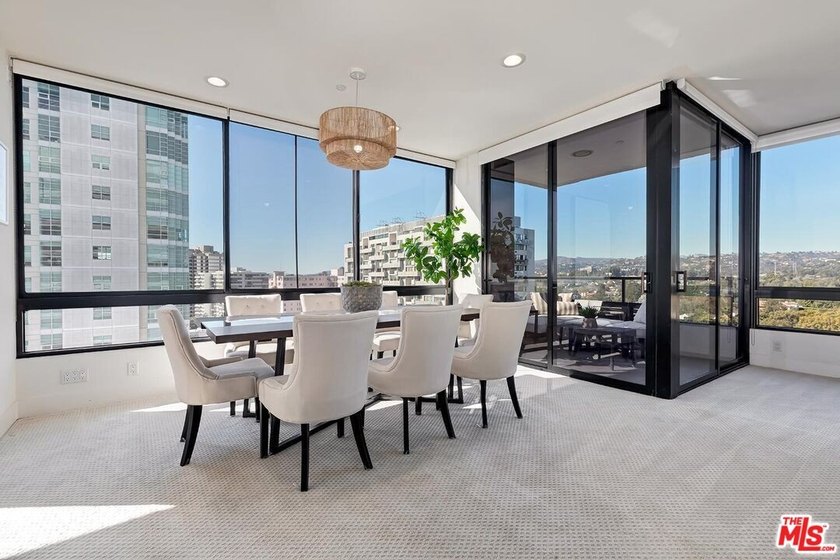 Perched high above Los Angeles, with sweeping panoramic vistas - photo 11