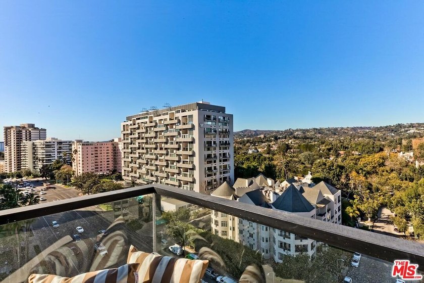 Perched high above Los Angeles, with sweeping panoramic vistas - photo 14