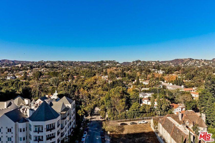 Perched high above Los Angeles, with sweeping panoramic vistas - photo 15