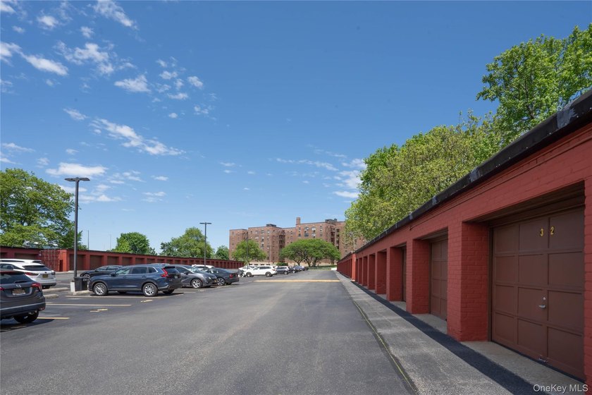 Spacious &amp; Bright 2-Bedroom Co-op at Mitchell Gardens - Freshly - photo 19