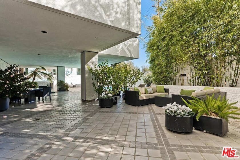 Perched high above Los Angeles, with sweeping panoramic vistas - photo 34