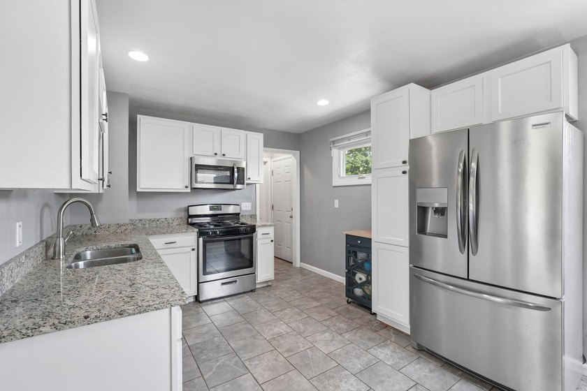 Welcome home to this impeccably maintained, low-maintenance - photo 13
