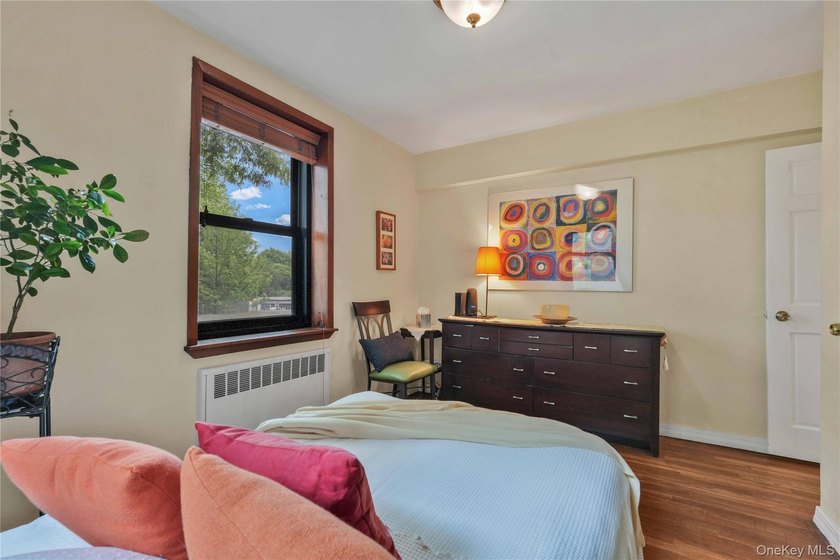This bright and spacious, move-in-ready 2-bedroom, 1-bathroom - photo 8