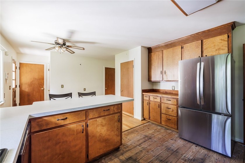 Welcome to the ease of first-floor living!This spacious - photo 9