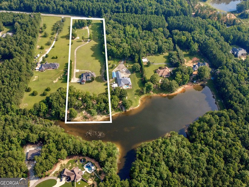 YOU MUST SEE THIS IMMACULATE CUSTOM BUILT ALL BRICK HOME ON - photo 4