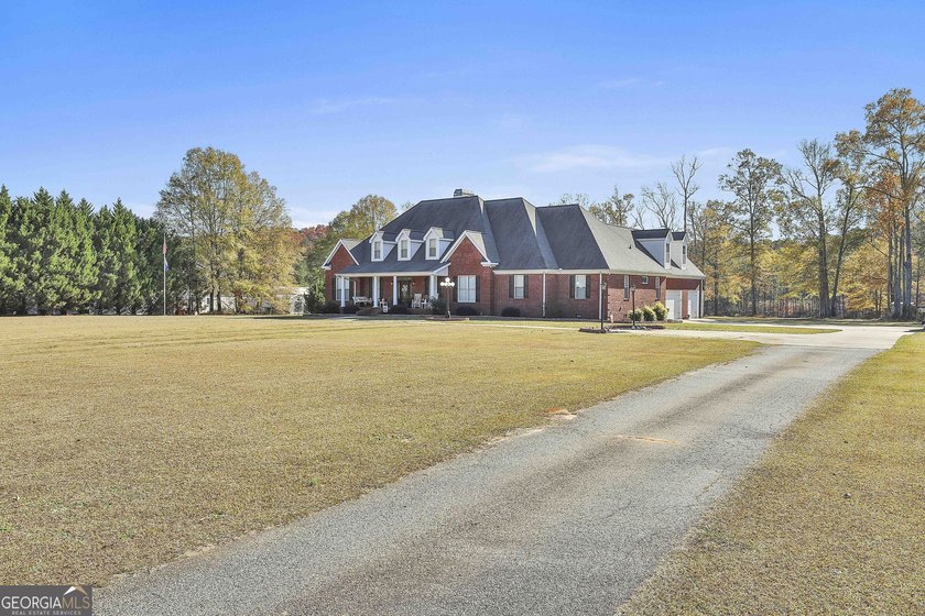 YOU MUST SEE THIS IMMACULATE CUSTOM BUILT ALL BRICK HOME ON - photo 6