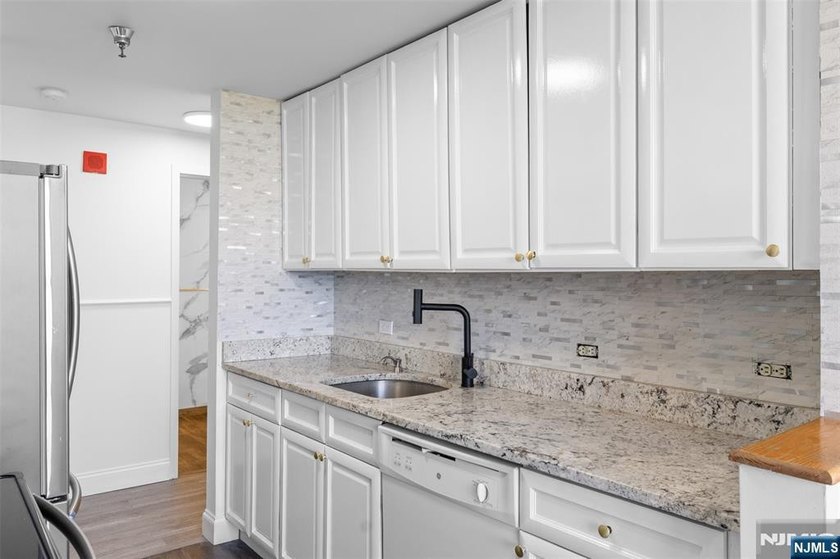 Completely renovated luxury condo offering breathtaking - photo 14