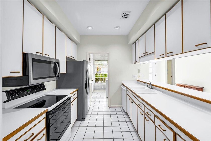 Great opportunity to own a one-story, true 3-bedroom villa in - photo 14