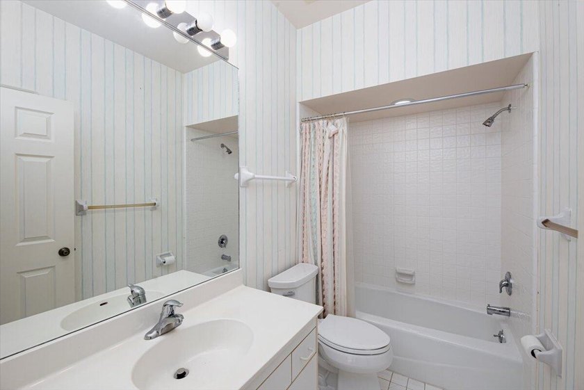 Great opportunity to own a one-story, true 3-bedroom villa in - photo 26