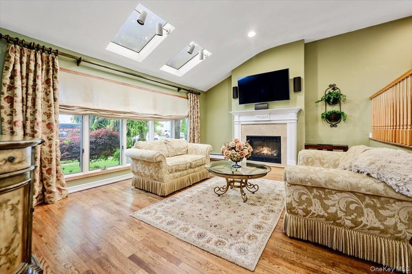 Perfectly positioned on a prime mid block in South Merrick, this - photo 2