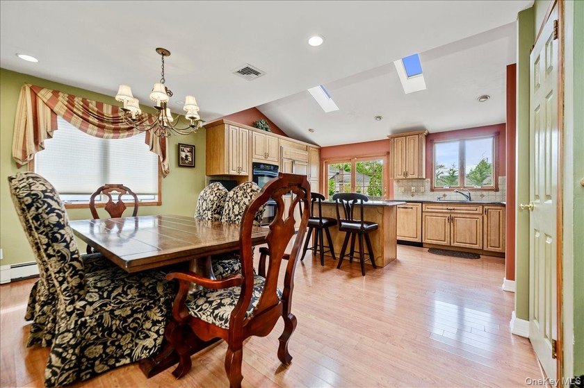 Perfectly positioned on a prime mid block in South Merrick, this - photo 4