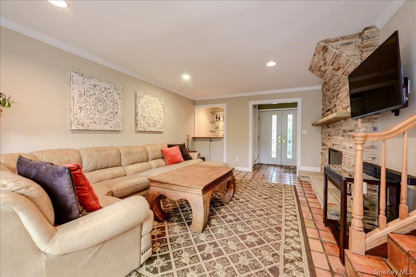 Perfectly positioned on a prime mid block in South Merrick, this - photo 8