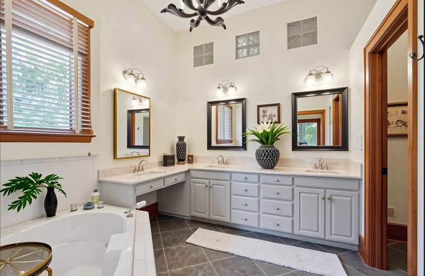 Stunning Waterfront Estate - Your Dream Home Awaits! This - photo 29