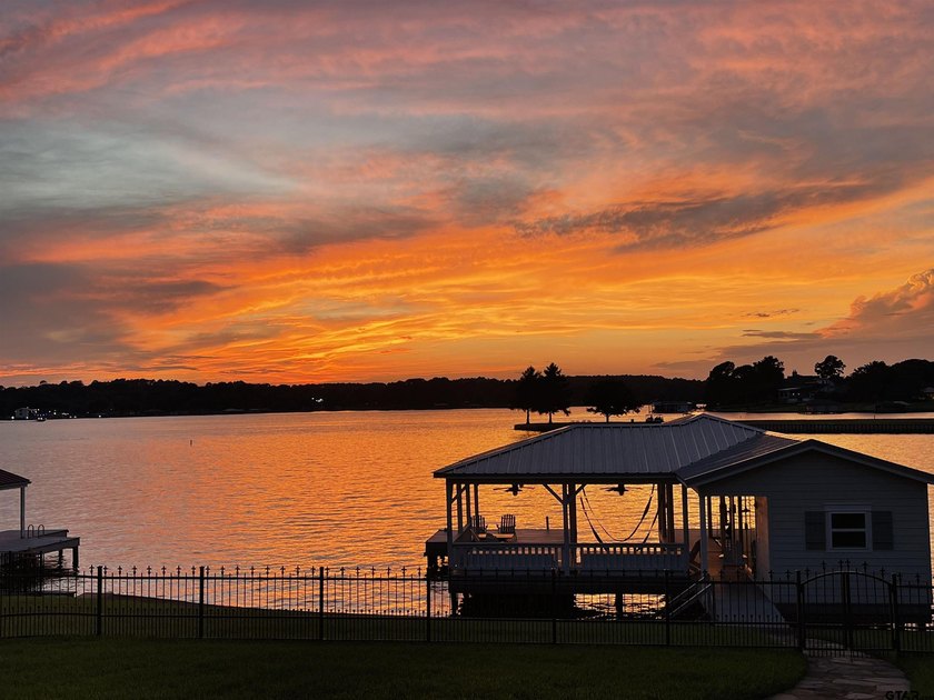 Remodeled and unique home on Lake Palestine in very special - photo 48