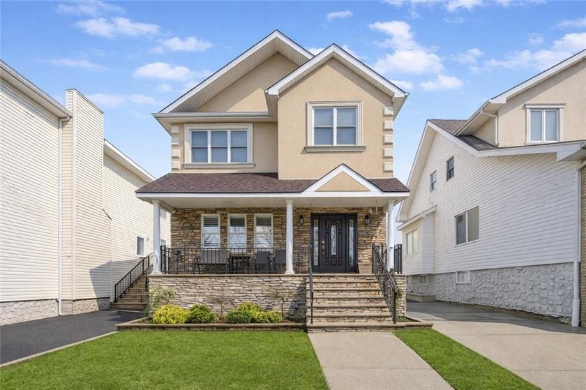 Tottenville-Fully Detached Colonial, an absolute stunning home - photo 2