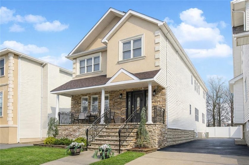 Tottenville-Fully Detached Colonial, an absolute stunning home - photo 3