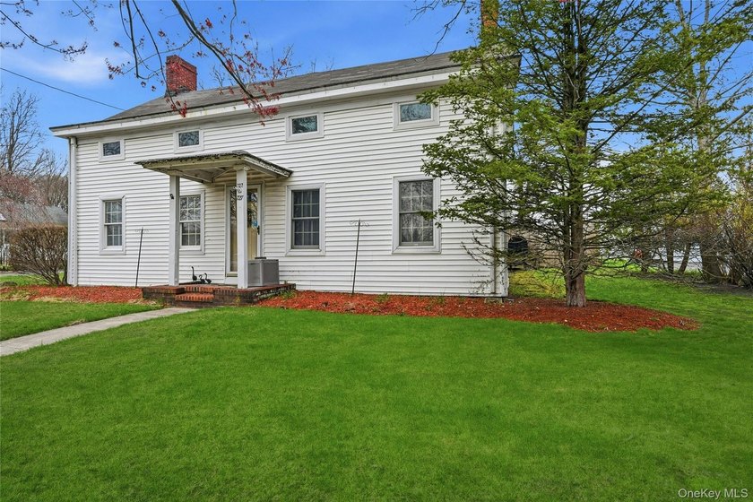 This charming Center Moriches 4/5-bedroom Colonial dates back to - photo 3