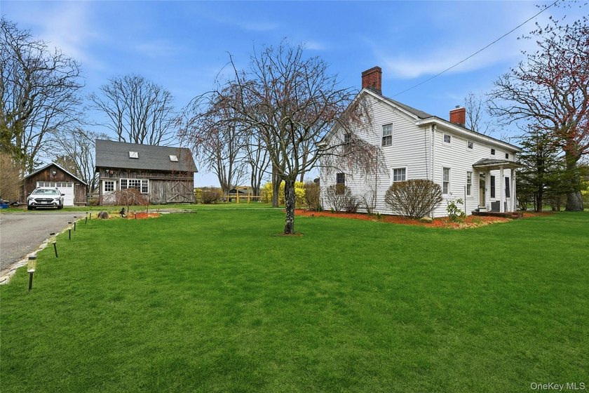 This charming Center Moriches 4/5-bedroom Colonial dates back to - photo 4