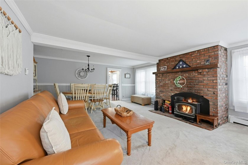 This charming Center Moriches 4/5-bedroom Colonial dates back to - photo 6