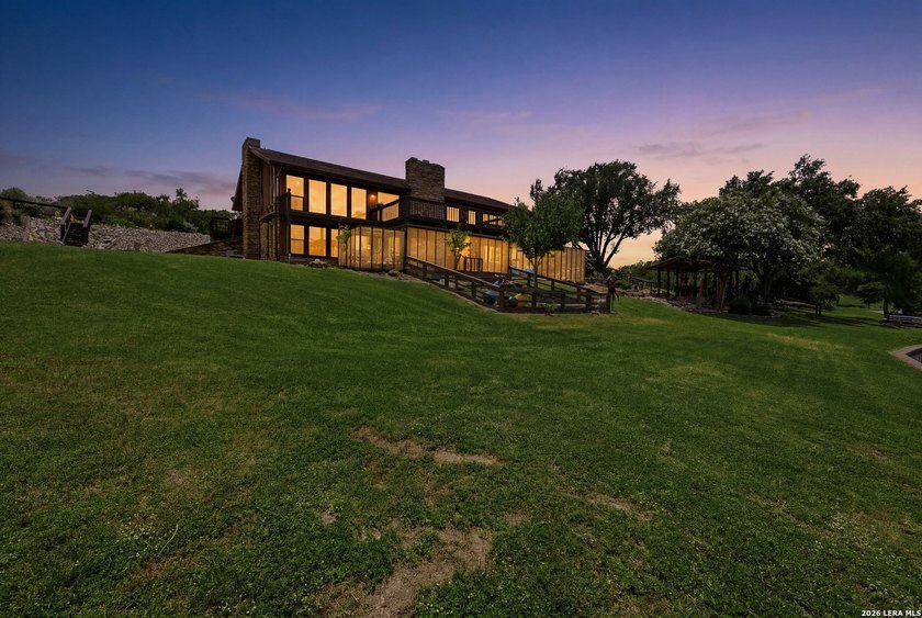 An extraordinary waterfront estate where timeless craftsmanship - photo 2