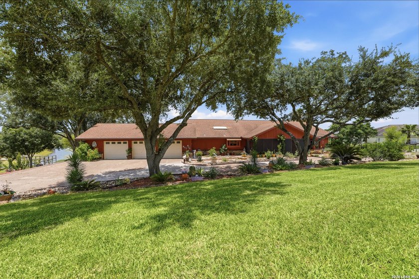 An extraordinary waterfront estate where timeless craftsmanship - photo 4