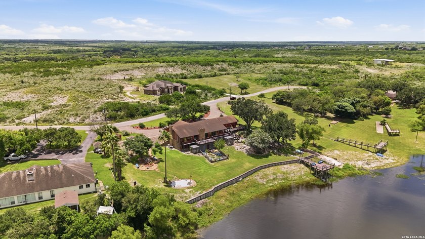 An extraordinary waterfront estate where timeless craftsmanship - photo 9