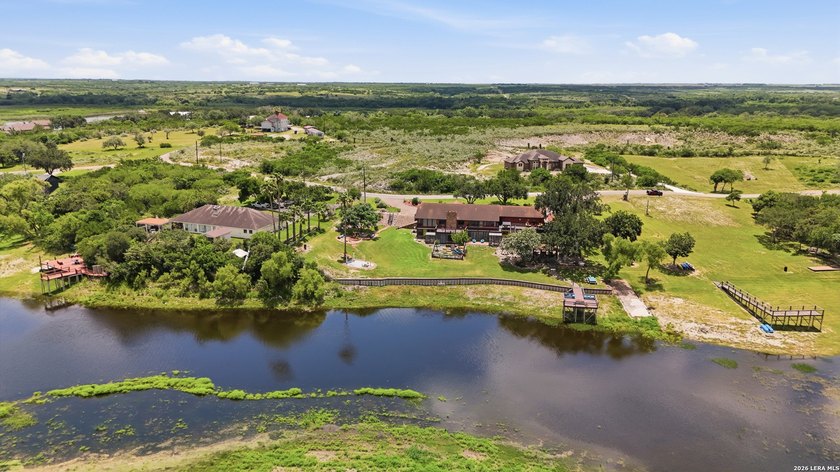 An extraordinary waterfront estate where timeless craftsmanship - photo 10