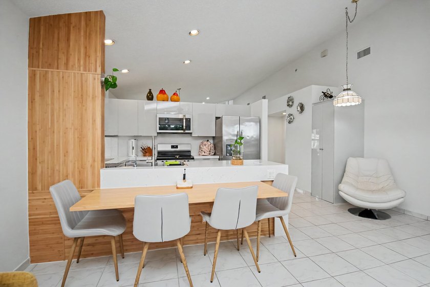 Beautiful updated corner unit 2 br 2 bath.+55 community - photo 20
