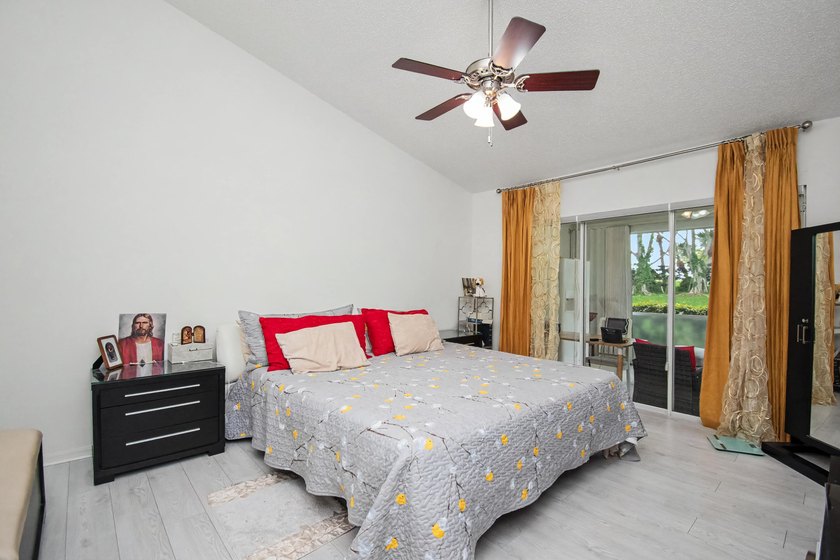 Beautiful updated corner unit 2 br 2 bath.+55 community - photo 23