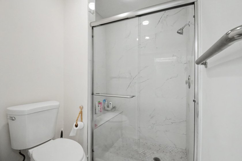 Beautiful updated corner unit 2 br 2 bath.+55 community - photo 27