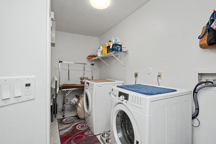 Beautiful updated corner unit 2 br 2 bath.+55 community - photo 31
