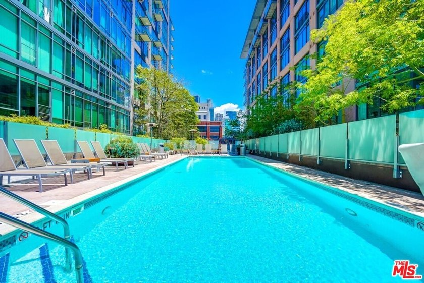 RARE fully loaded unit comes with 2 PARKING Spots, LARGE Storage - photo 33