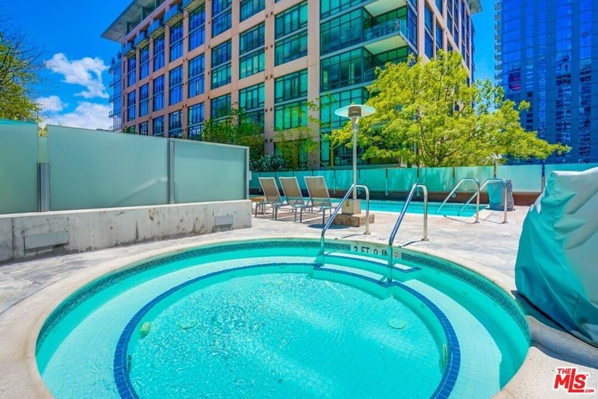 RARE fully loaded unit comes with 2 PARKING Spots, LARGE Storage - photo 37