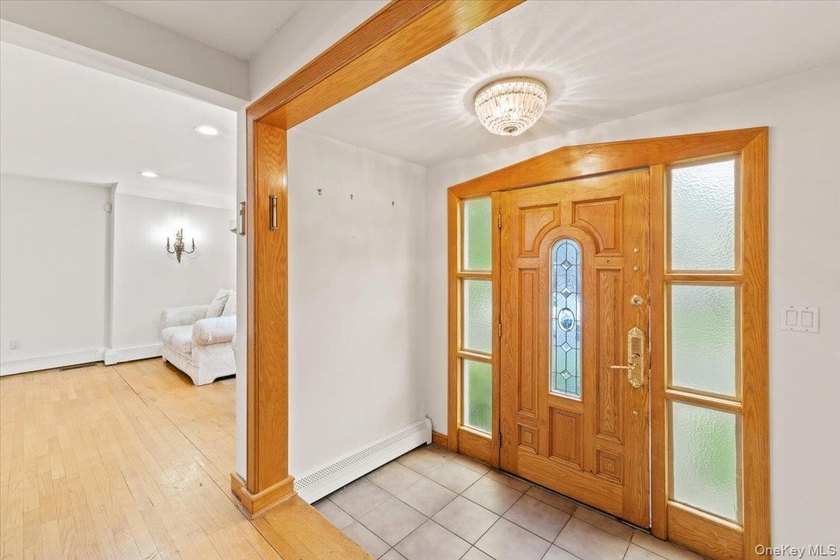 Welcome to 3 Franklin Road, a spacious and sun-filled Colonial - photo 3