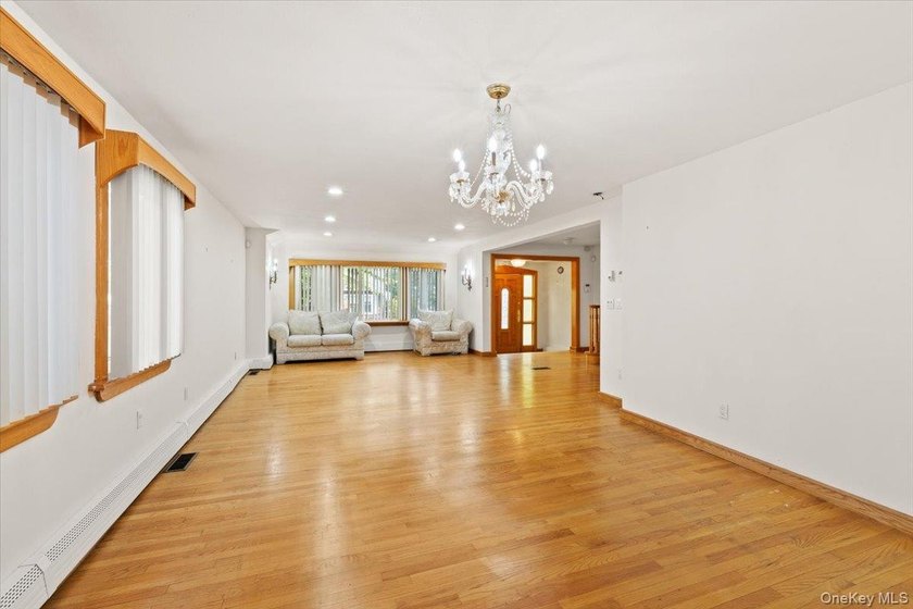 Welcome to 3 Franklin Road, a spacious and sun-filled Colonial - photo 6