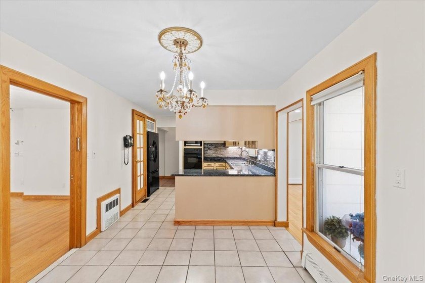 Welcome to 3 Franklin Road, a spacious and sun-filled Colonial - photo 7