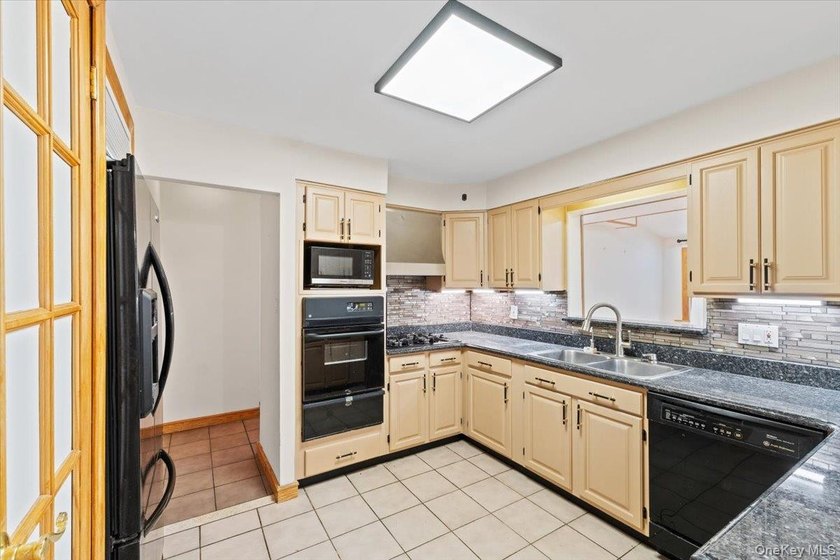 Welcome to 3 Franklin Road, a spacious and sun-filled Colonial - photo 8