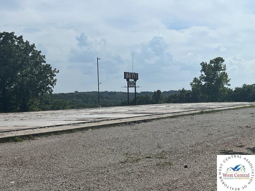 12 acres located perfectly between both Lake of the Ozarks and - photo 8