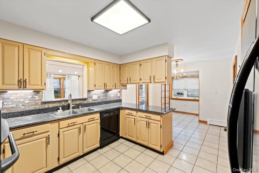 Welcome to 3 Franklin Road, a spacious and sun-filled Colonial - photo 9
