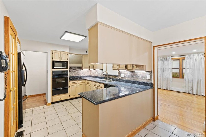 Welcome to 3 Franklin Road, a spacious and sun-filled Colonial - photo 10