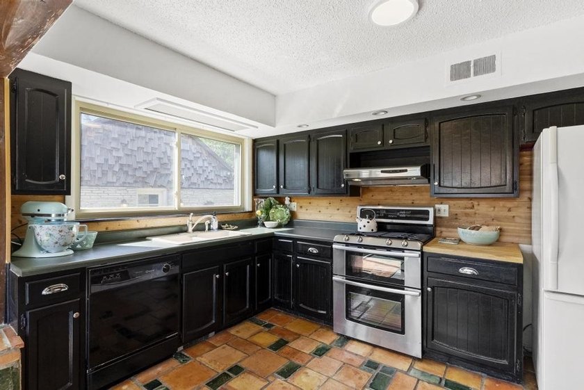 Welcome to this spacious 3 bedroom home in Charlevoix set on 4.2 - photo 11