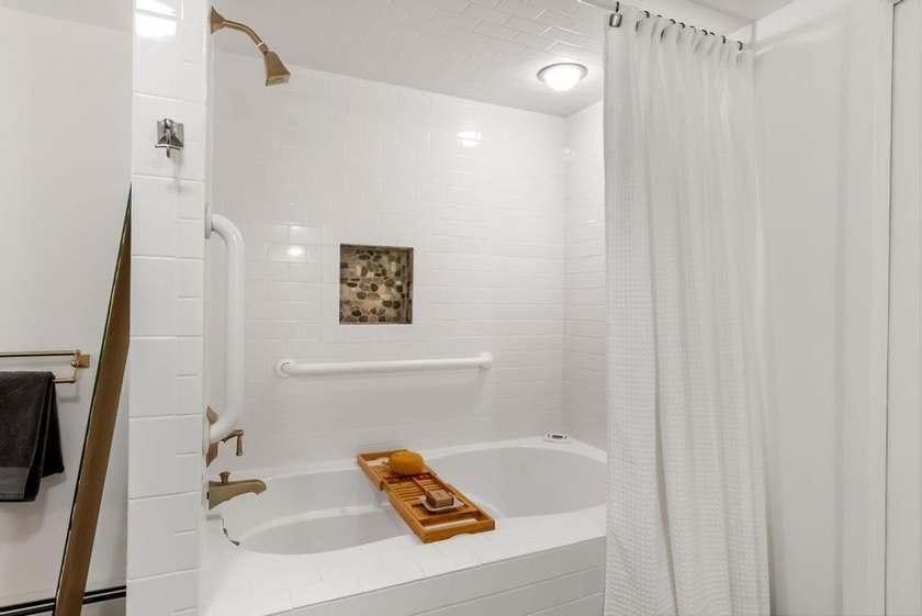 Welcome to this spacious 3 bedroom home in Charlevoix set on 4.2 - photo 33